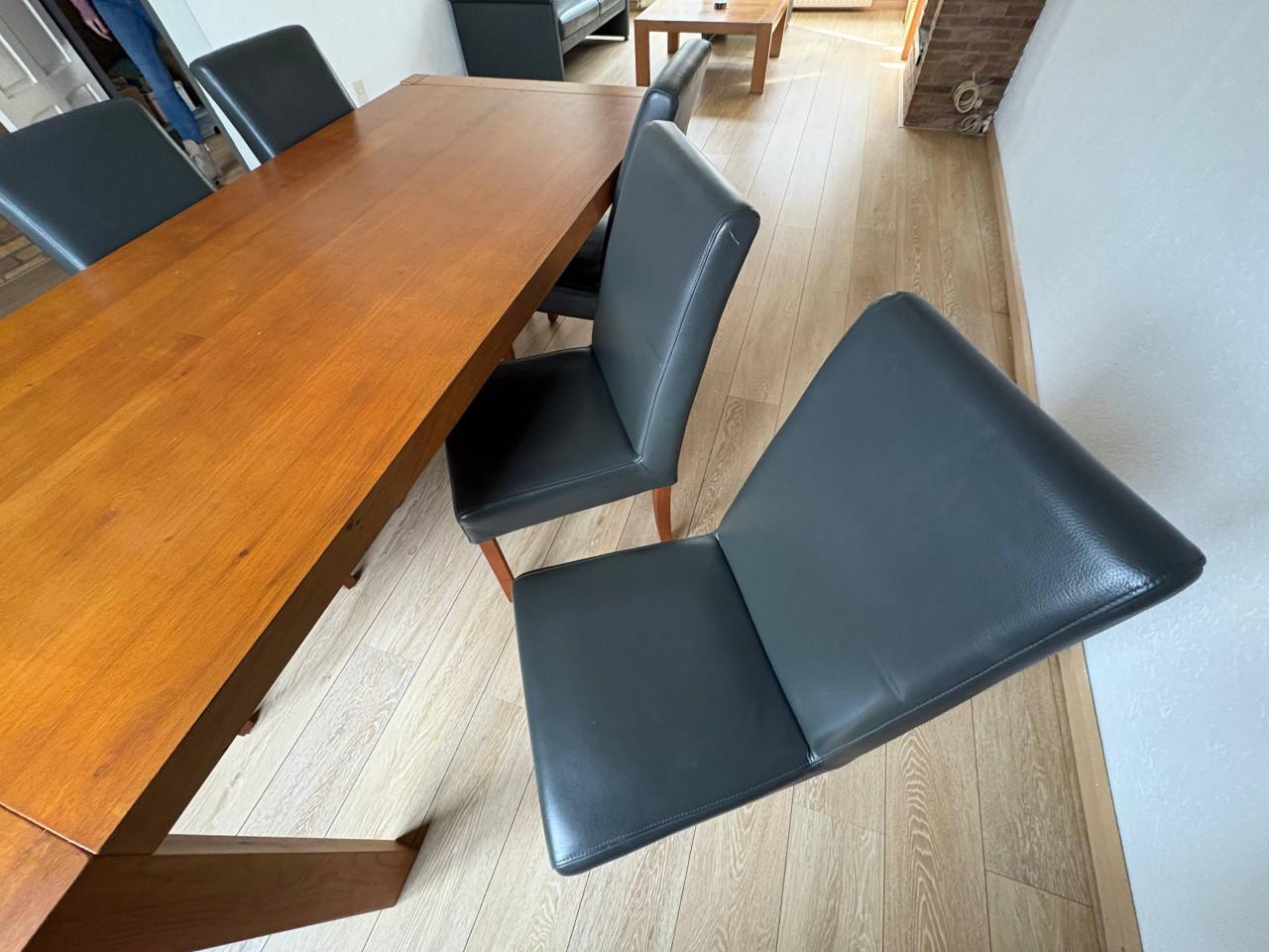Eettafel met 6 stoelen