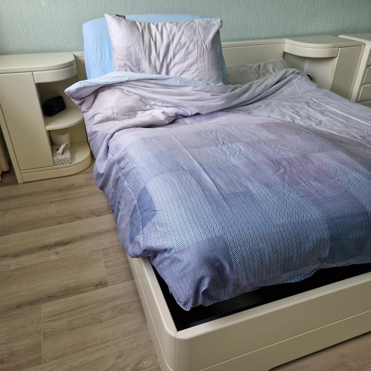 Te koop bedombouw met nachtkastjes.