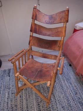 Te koop in Vlissingen; oude veranda schommelstoel uit Honduras