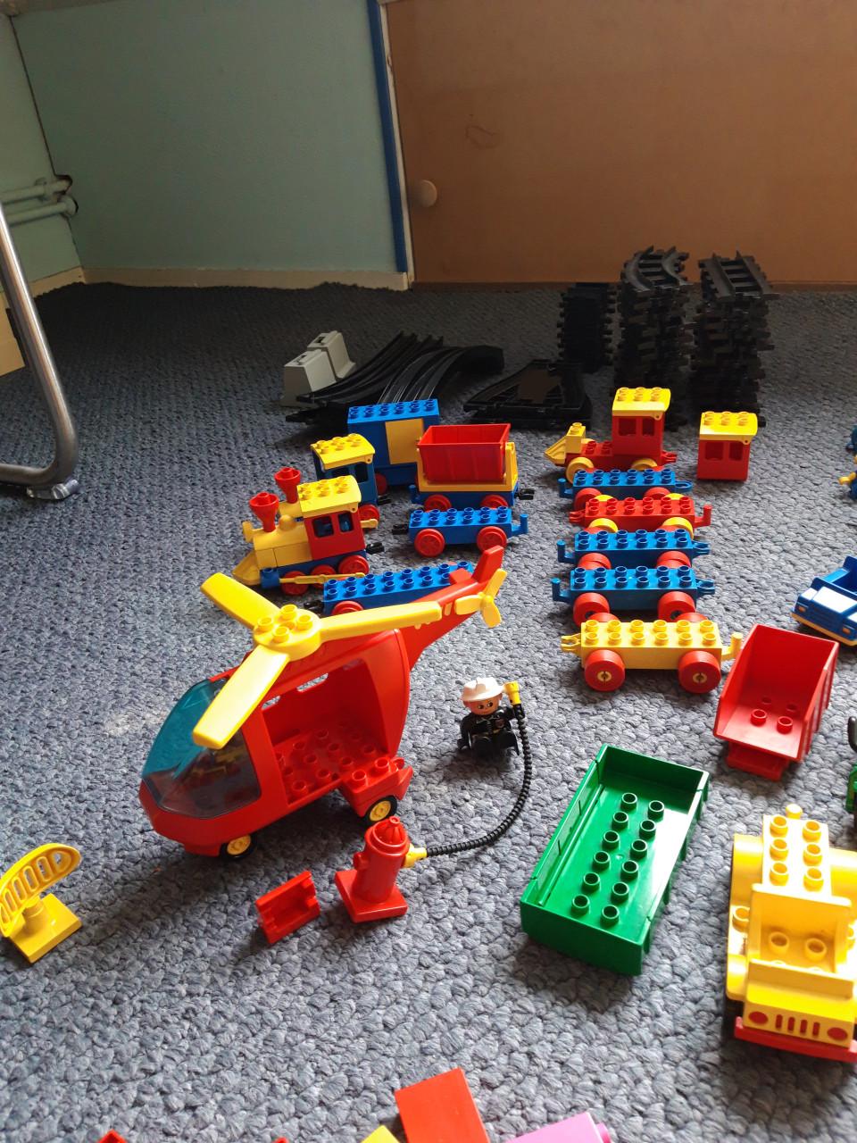 Veel duplo (dierentuin, trein, brandweer, ziekenauto’s enz.)