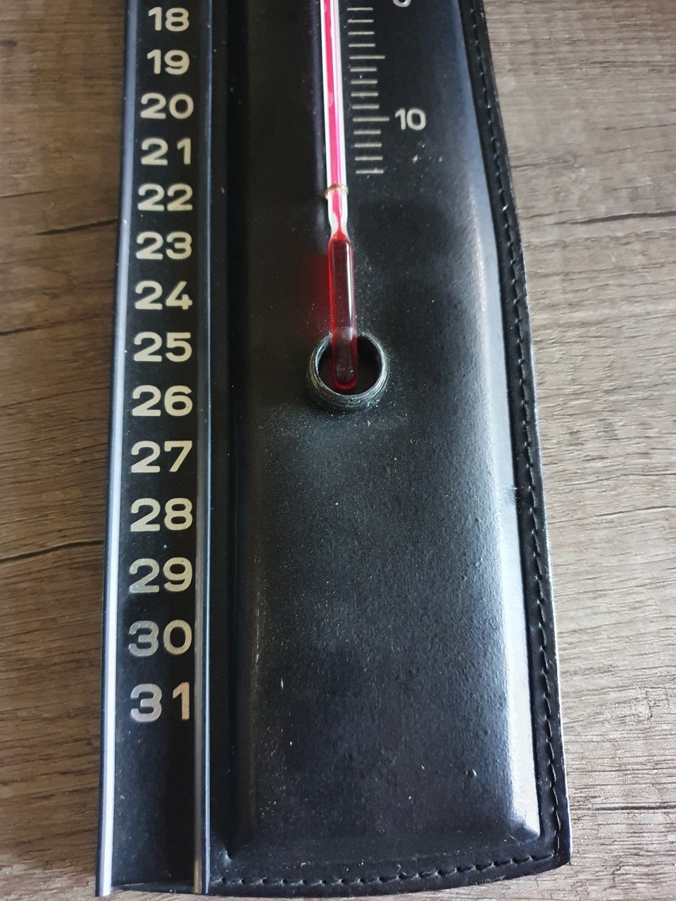 Leuk groot origineel jaren 70 leren Thermometer met kalender, goede staat..