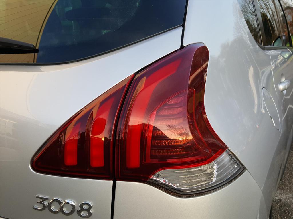 Peugeot 3008 style 1.2pt-130pk trekhaak | navigatie | cruise & climate cont