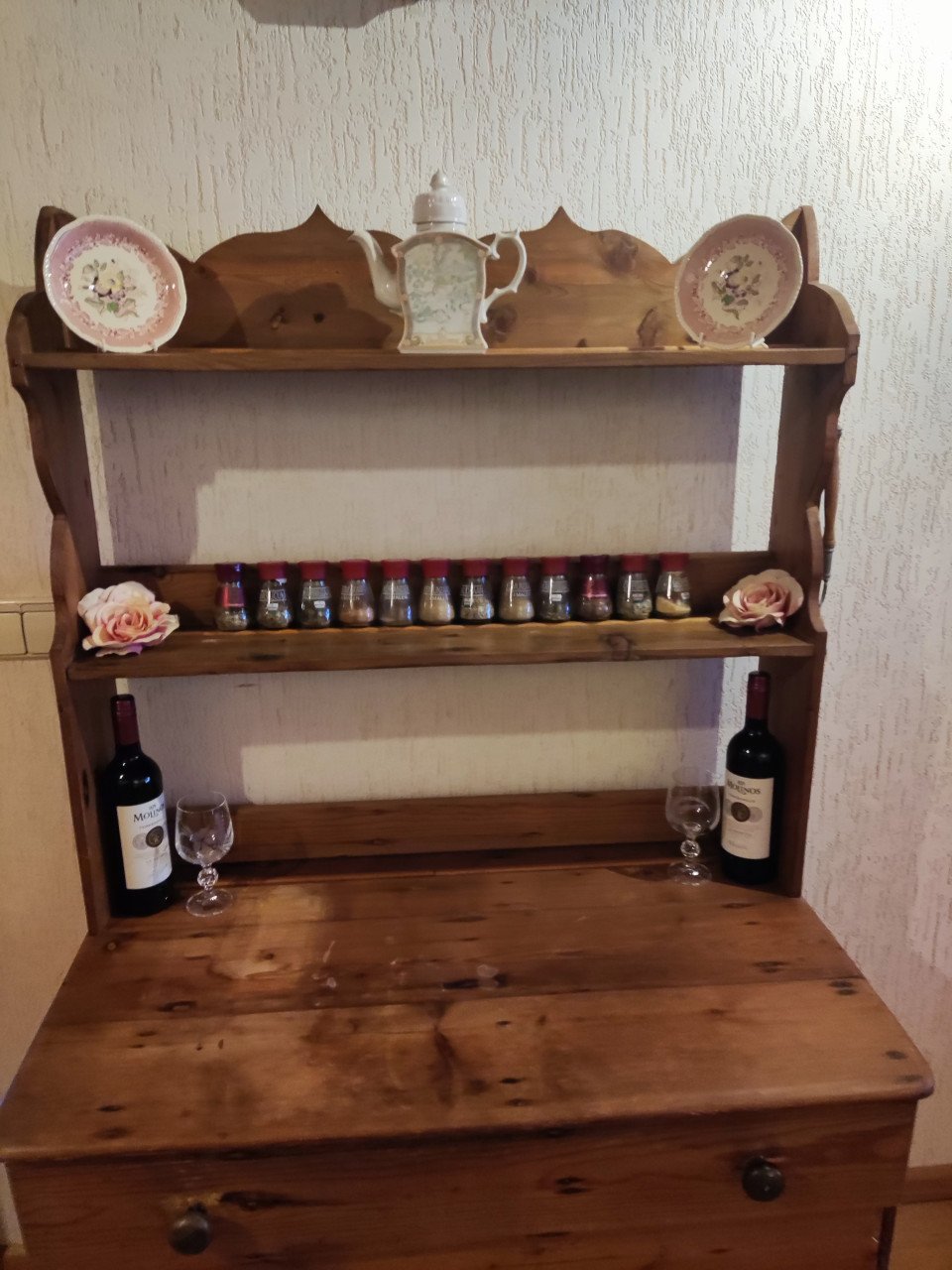 Oud-Hollandse grenen bordenkast, of bureau / buro, bestaande uit 2 delen