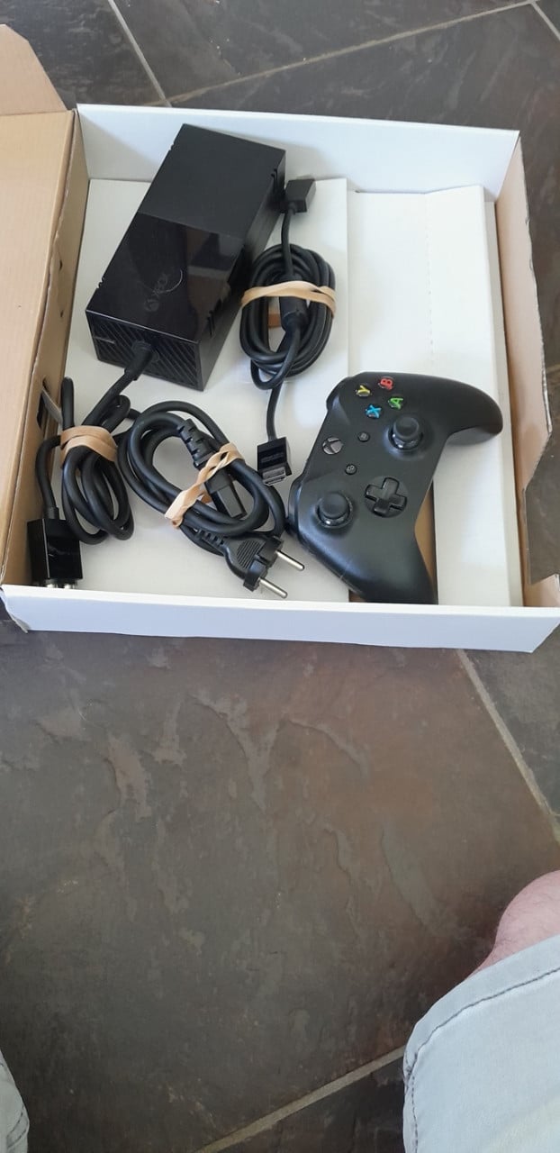 Xbox one console met controller in originele DOOS