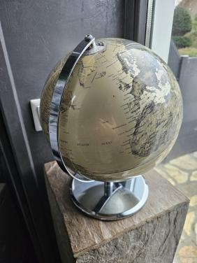 Prachtige gouden vintage wereldbol van metaal en chroom