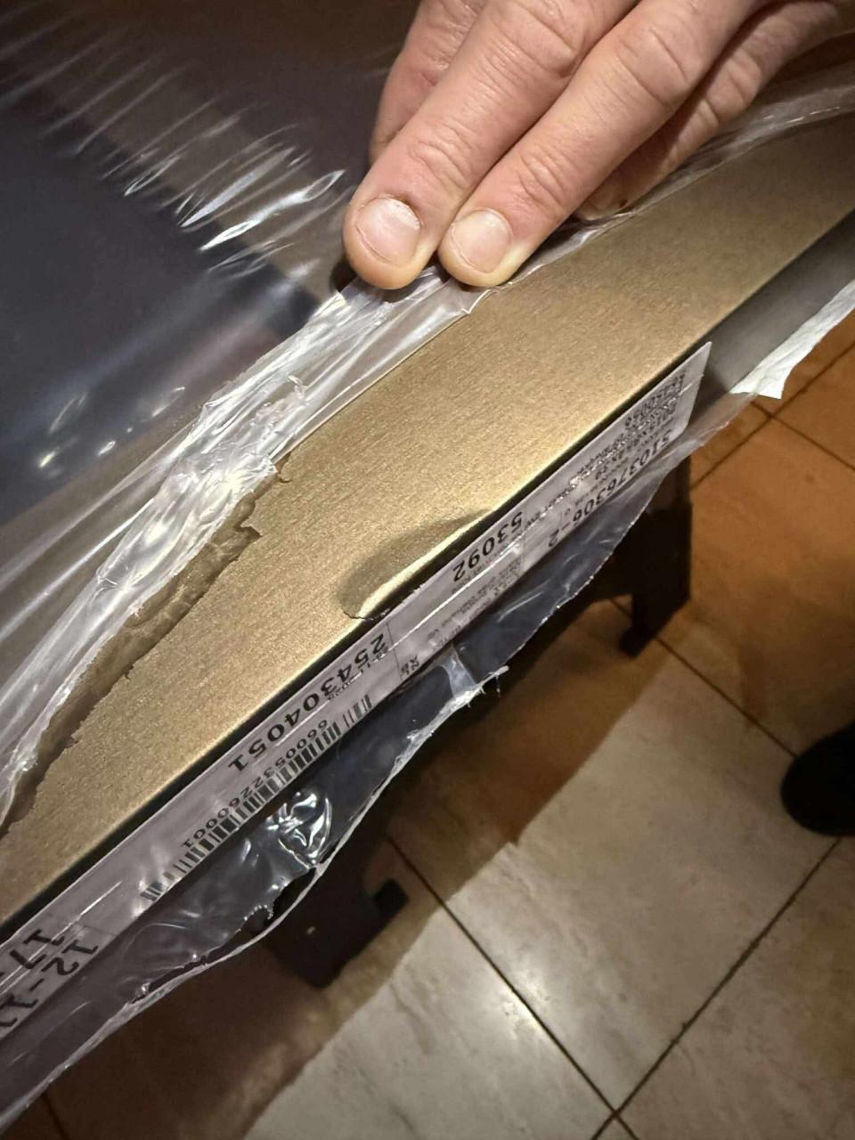 Glazen binnendeur met kleine beschadiging