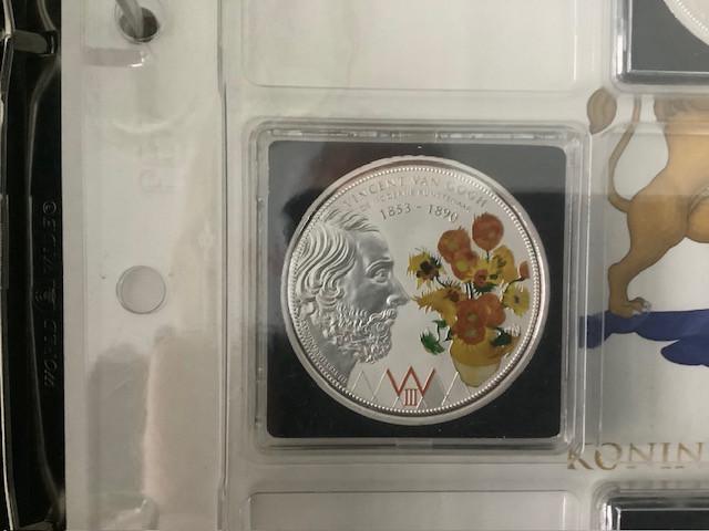 7 penningen uit de collectie “Nederland Herdenkt”.