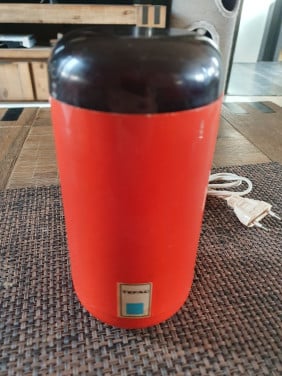 Mooie werkende jaren 70 space age Tefal oranje koffiemolen....