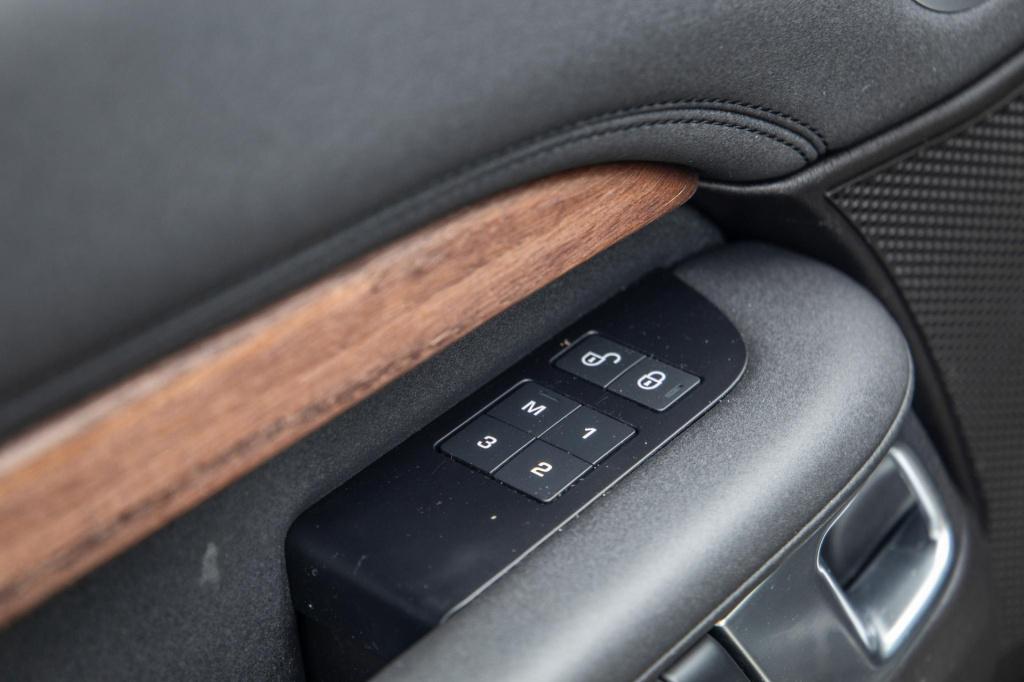 Land Rover Discovery 3.0 td6 hse grijs kenteken / leer / navi / luchtvering