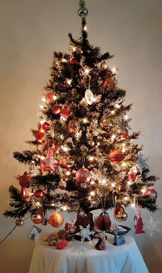 Kunstkerstboom met ballen en decoratie volle boom zonder verlichting