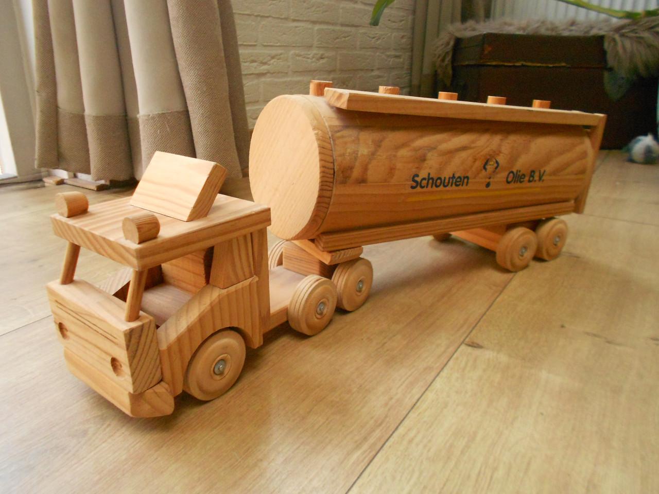 Houten Schouten olie bv vrachtwagen.