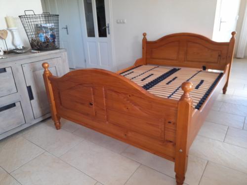 Massief houten bed 140 x 200 (in goede staat )