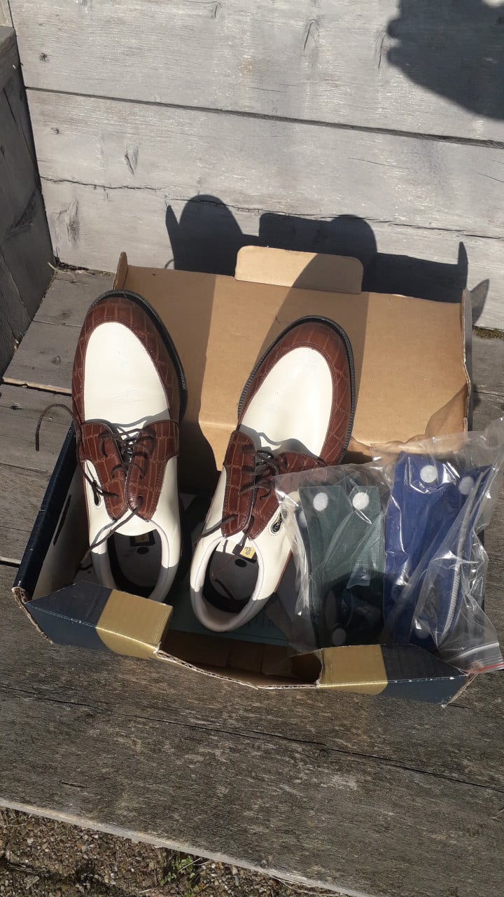 Mega sale: verschillende golfsets, golfschoenen en accessoires