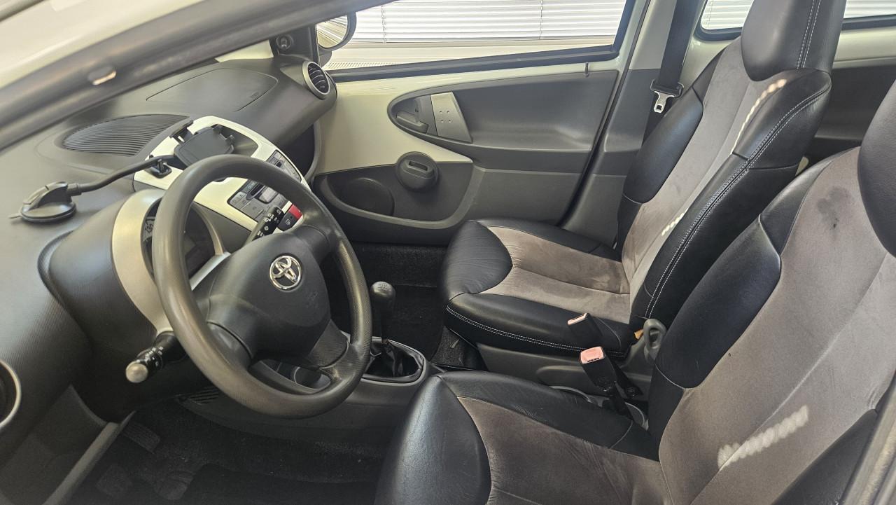 Zuinige TOYOTA AYGO 1.0 vvti Luxe X-cite White / 97.936 km !