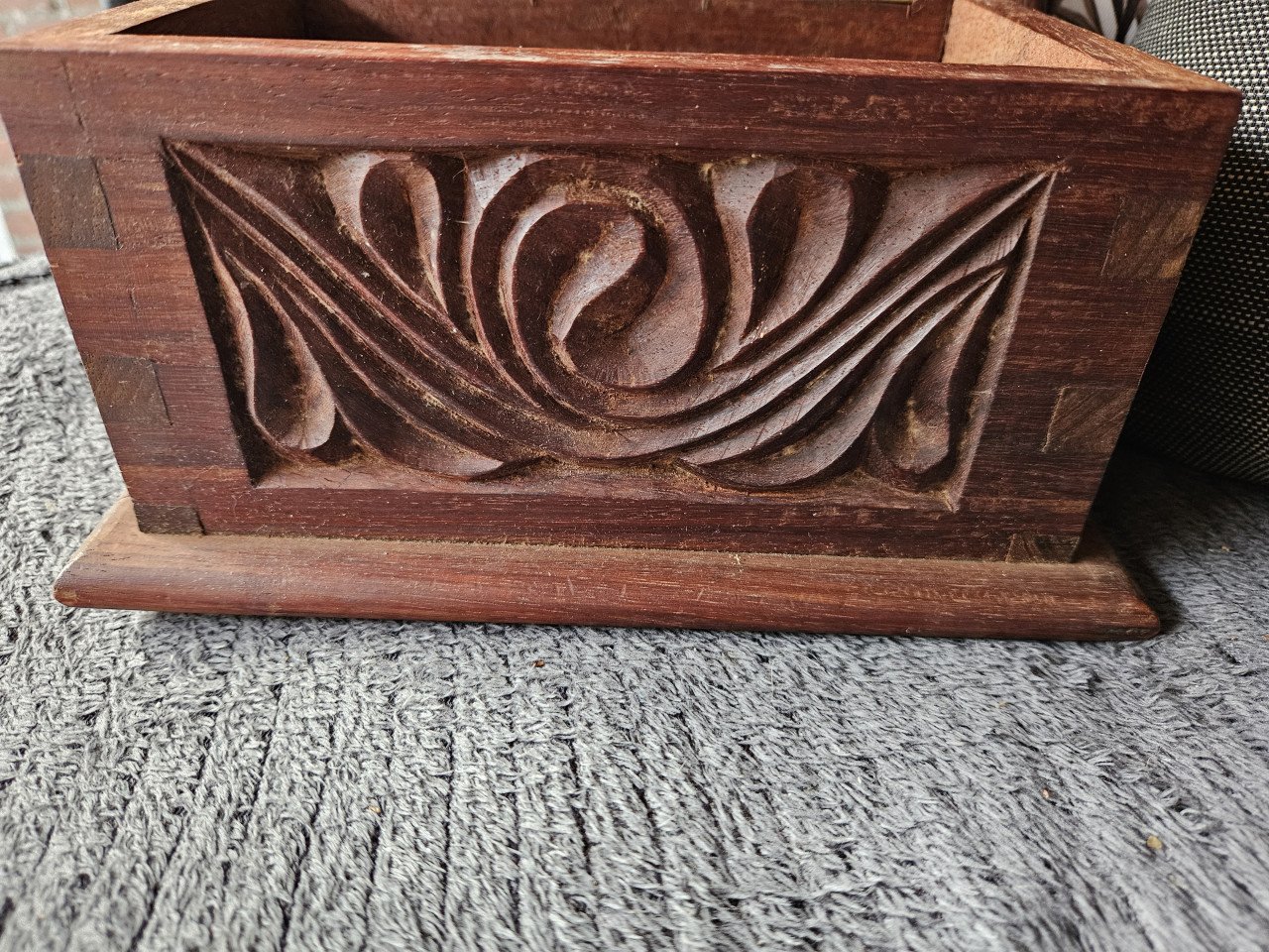 Prachtig antiek houten kistje met mooi houtsnijwerk....