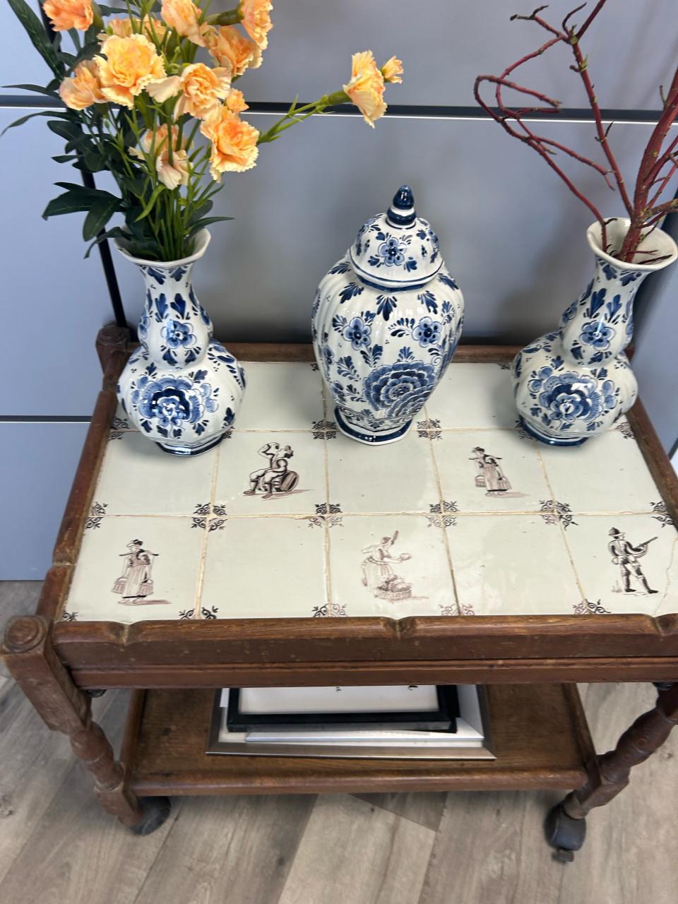 Vintage serveertafeltje met tegeltje