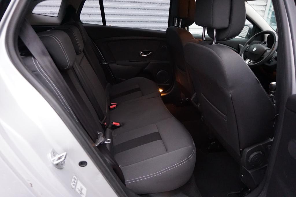 Renault Megane 1.6 dynamique navi / cruise / climate / trekhaak / lm velgen