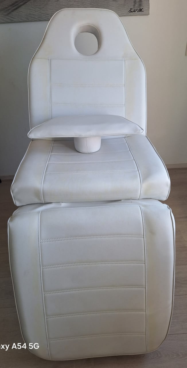 Behandelstoel met tabouret, tafel en loeplamp