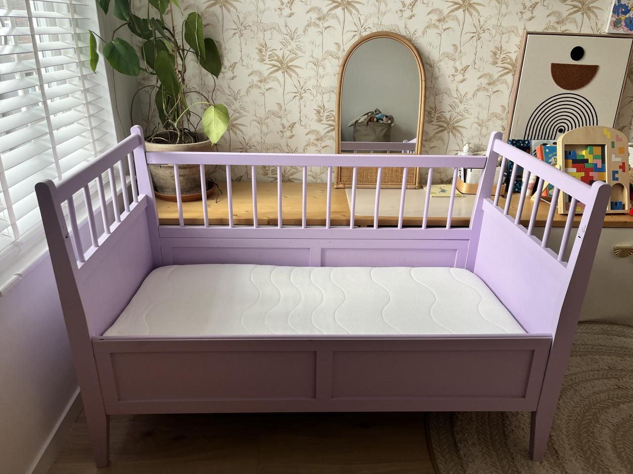 Houten antieken kinder ledikant