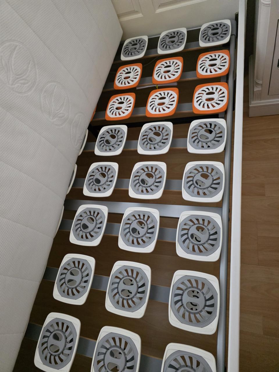 Bed met nachtkastjes