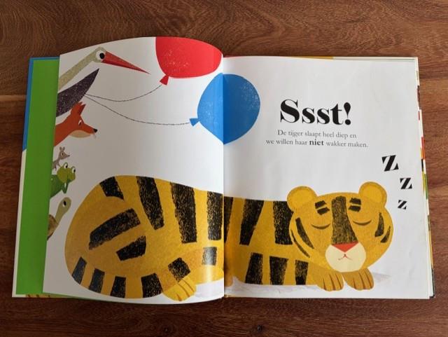 Ssst! De tijger slaapt | Britta Teckentrup (groot formaat)