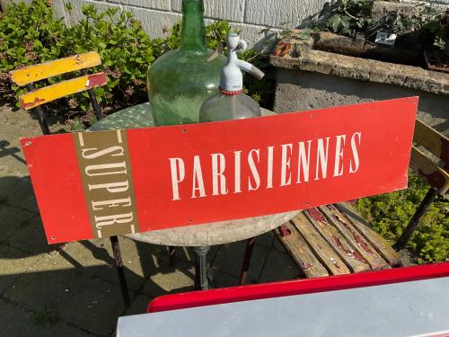 Vintage reclamebord Parisiennes