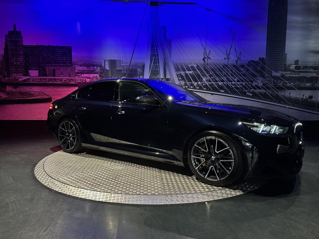 BMW M5 5-serie *limousine v8 m hybrid*carbon extr*b&w*alcantarahemel*nl-aut