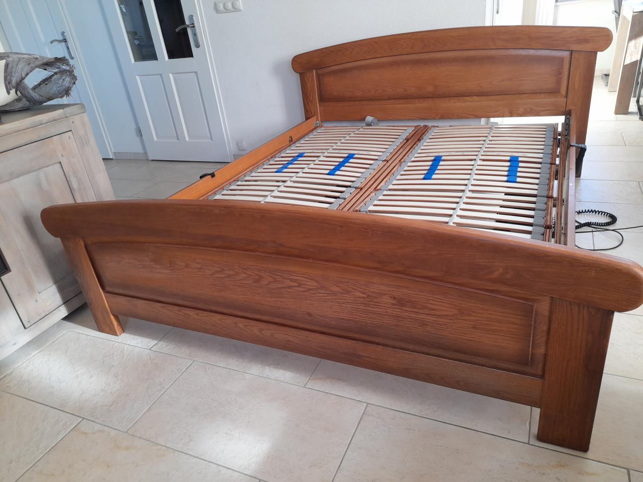 2 Persoons bed met 2 elektrisch verstelbare lattenbodems (in goede staat )