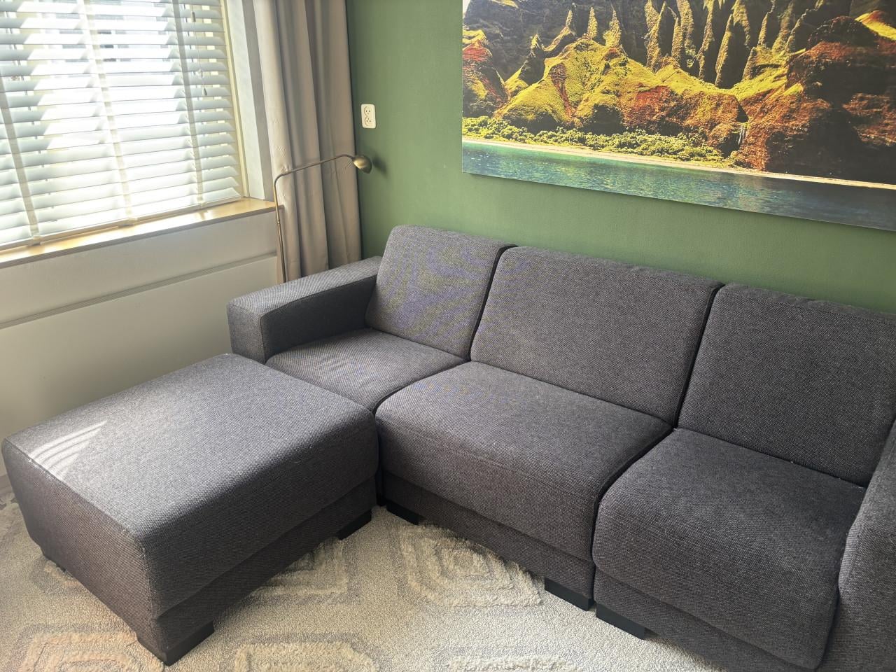 Donkergrijze bank (antraciet) met poef