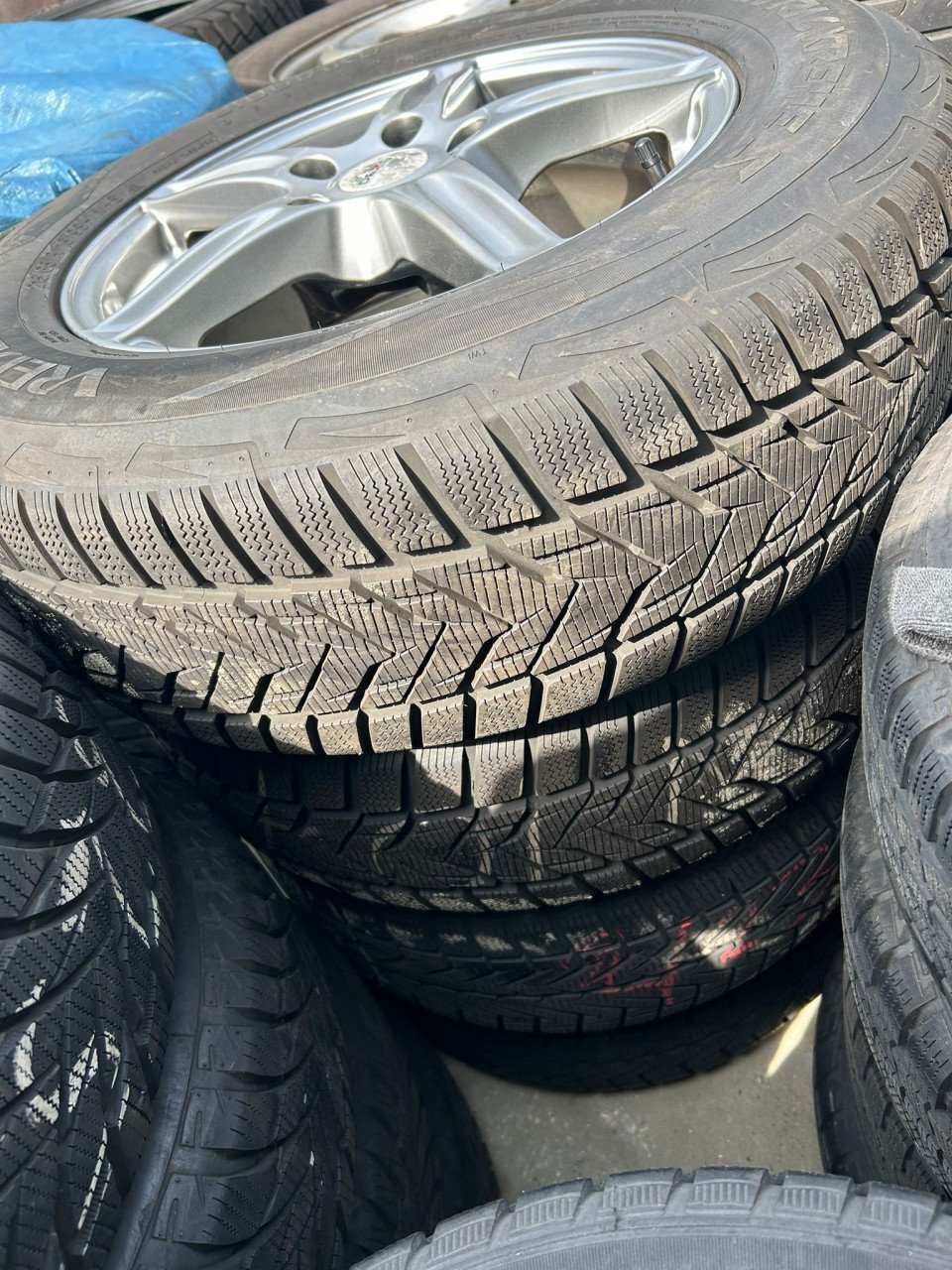 DEZENT ALUMINIUM VELGEN MET VREDESTEIN WINTRAC XTREM S BANDEN 16 INCH