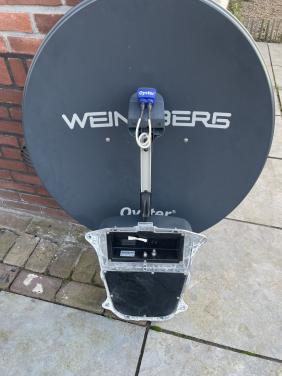 OYSTER schotel antenne met een TEN HAAFT featurebox