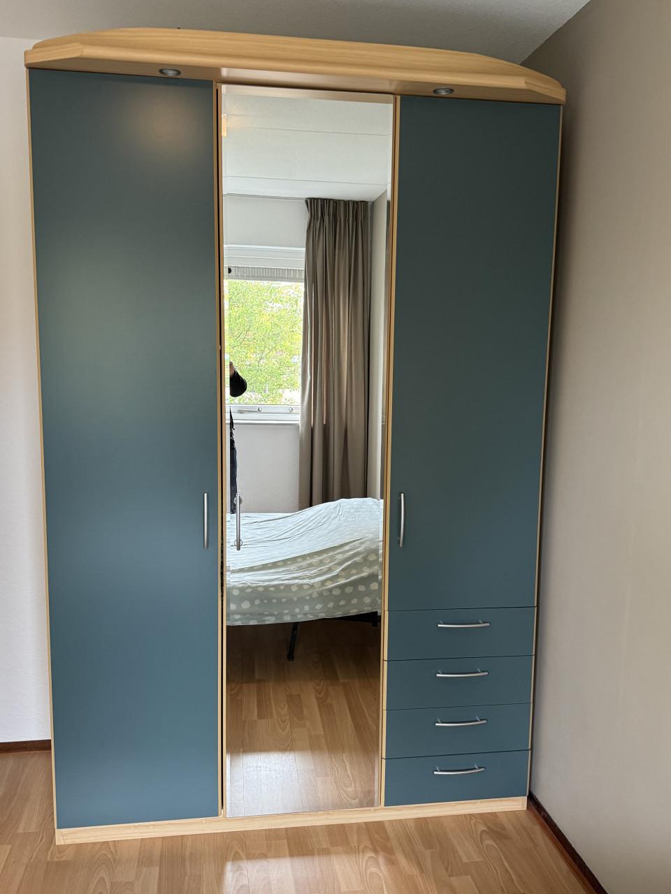 Te koop kleding kast