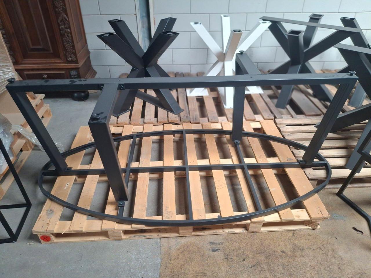 Onderstellen eetkamertafels metaal zwart en wit