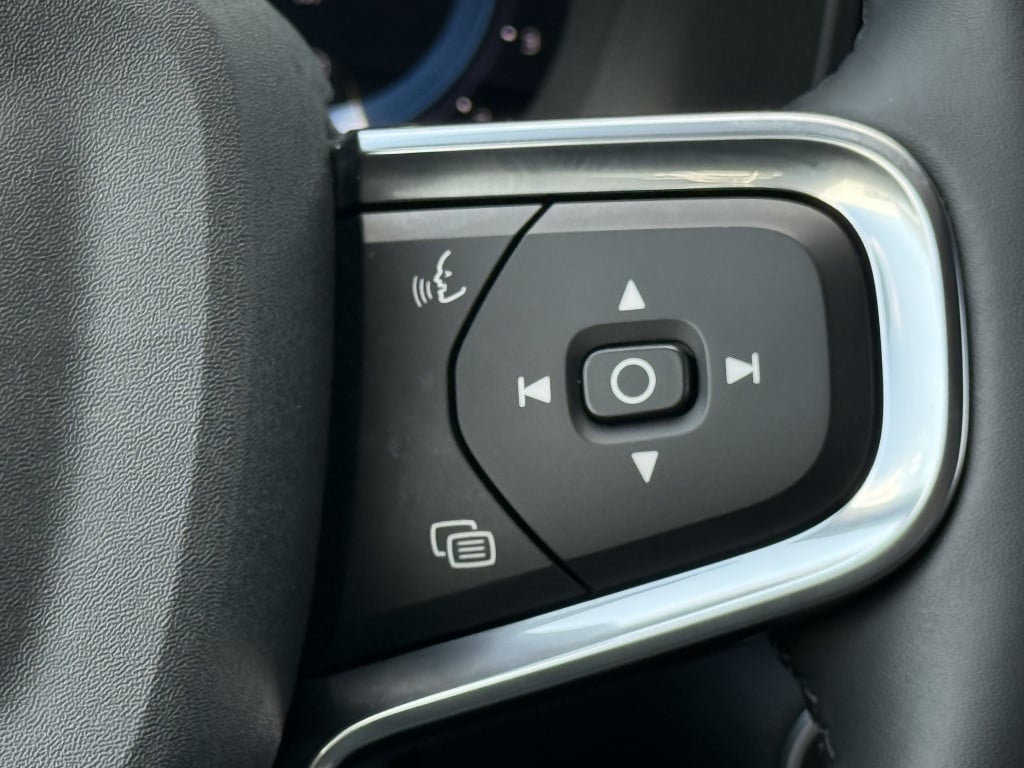 Volvo XC40 b4 197pk plus dark |adap.cruise| trekhaak | camera| elektrische