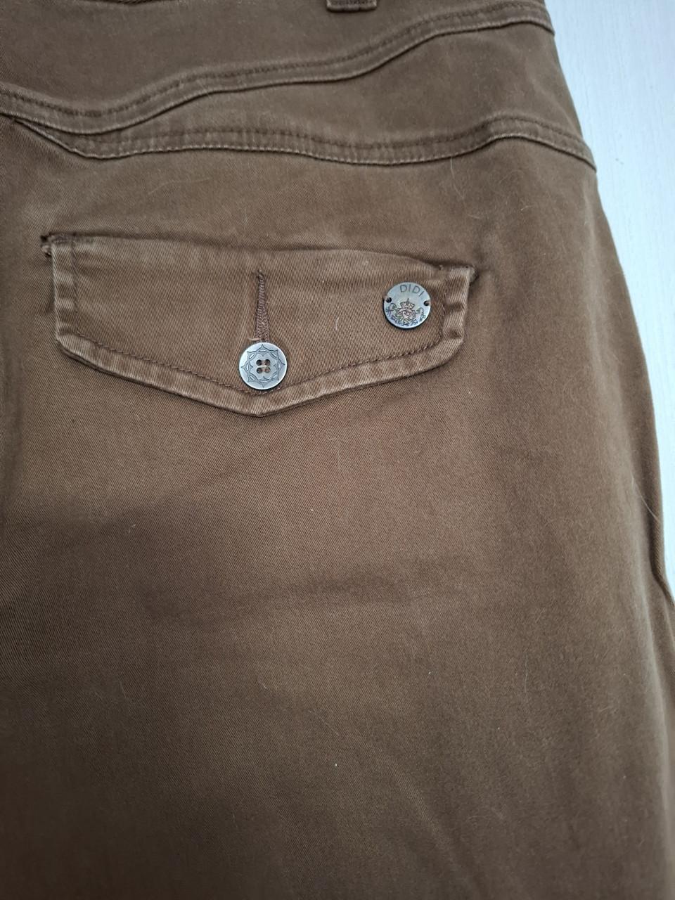 Didi broek met dubbele riemlussen en knoopdetails. Bruin. Maat 44