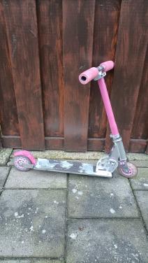 Kinderstep roze. Stuurhoogte 52 cm. Lengte van wiel tot wiel 63 cm.