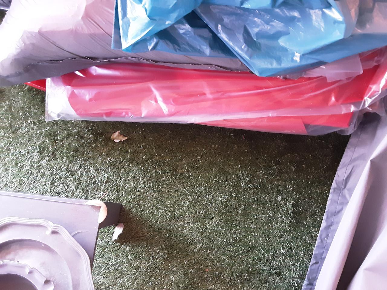 Heel veel verpakkingsmateriaal  en kado tasjes ook veel hartjes op stokjes