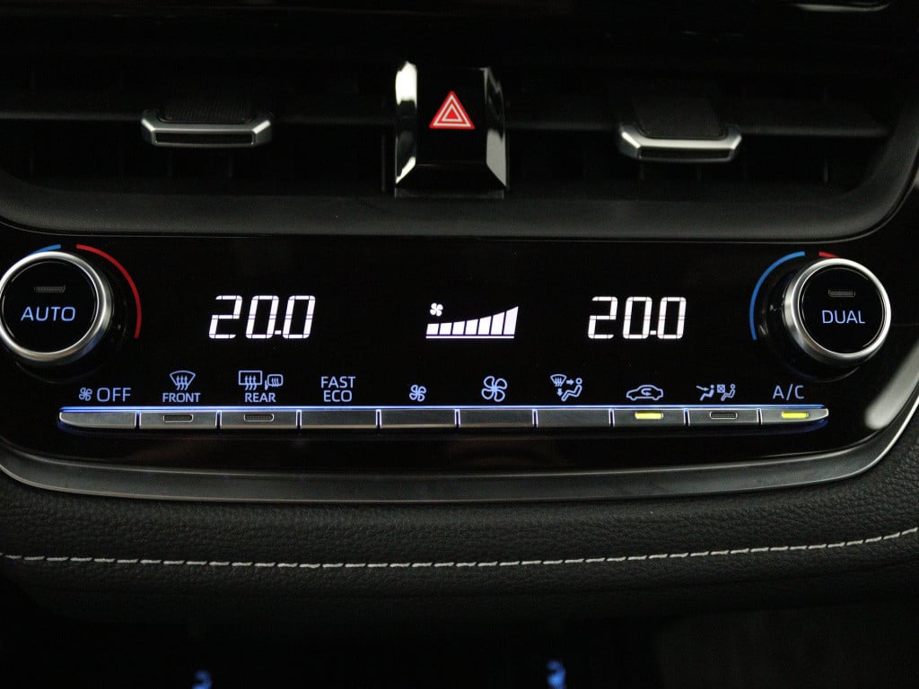 Toyota Corolla Touring Sports 2.0 hybrid style limited camera | trekhaak | 