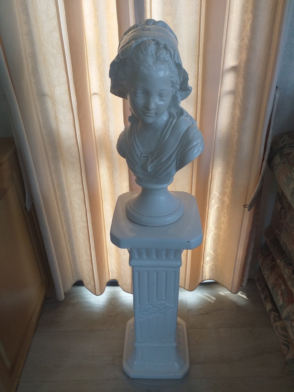 Borstbeeld vrouw op console