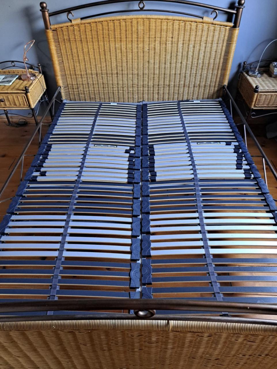 Compleet tweepersoonsbed twijfelaar met nachtkastjes en matras