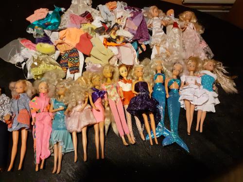Oude ( nep ) Barbies en Ken met extra kleding