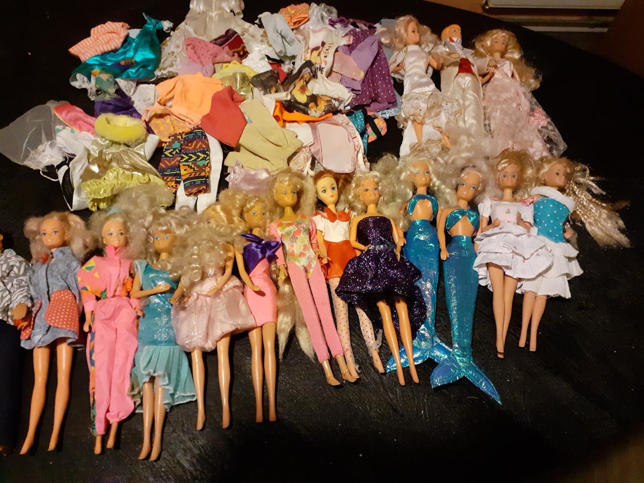 Oude ( nep ) Barbies en Ken met extra kleding