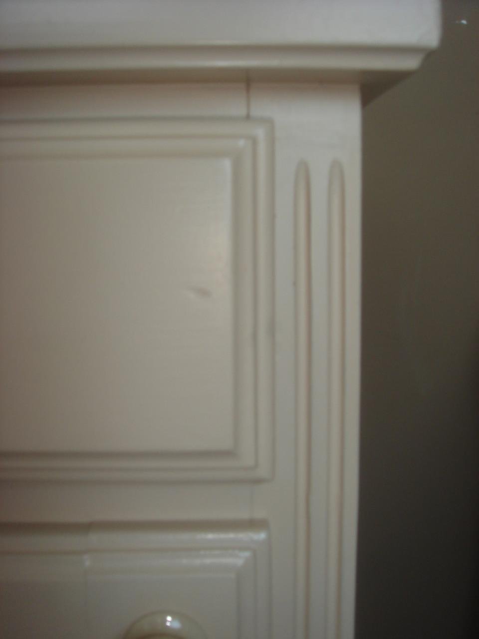 Te koop Een zwaar degelijk houten nachtkastje