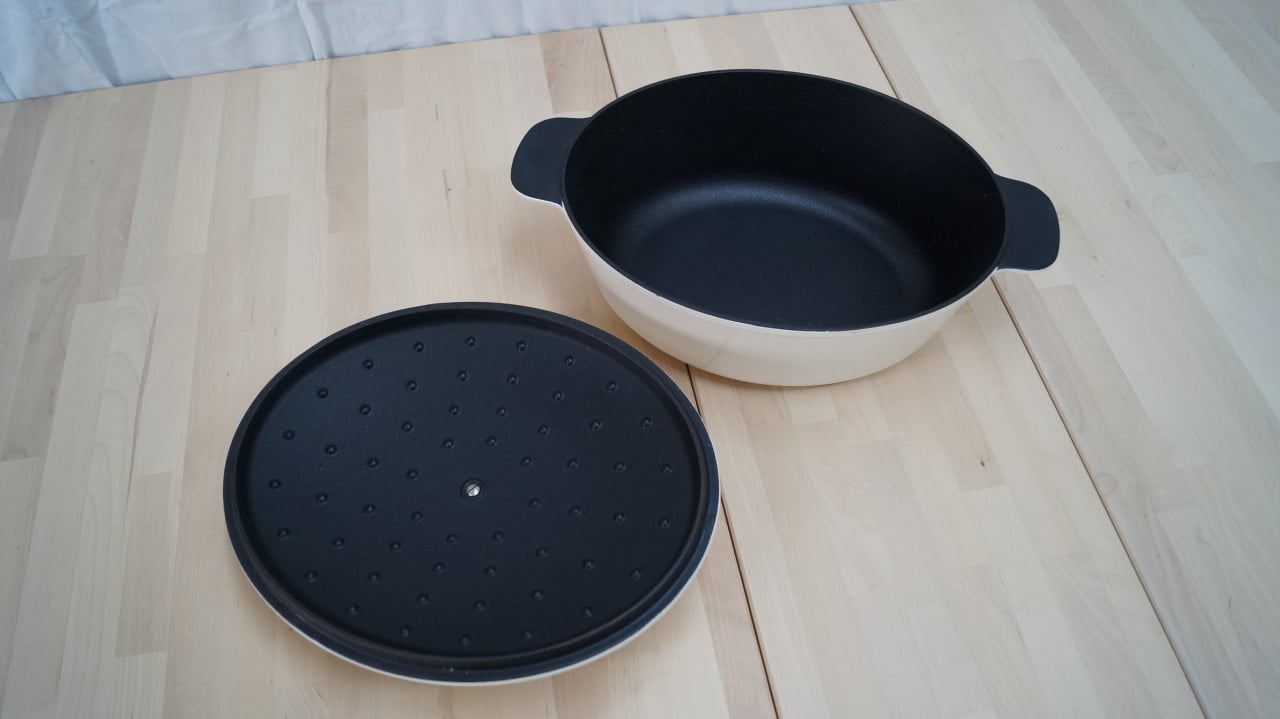 Witte ovale gietijzeren braadpan van IKEA.