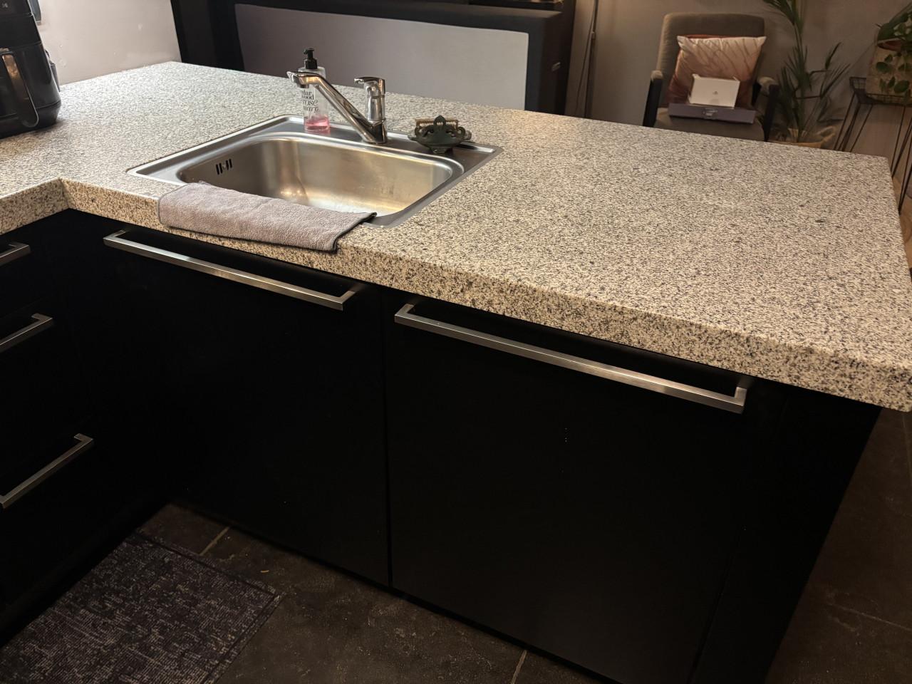 Keuken zwart met stenen werkblad