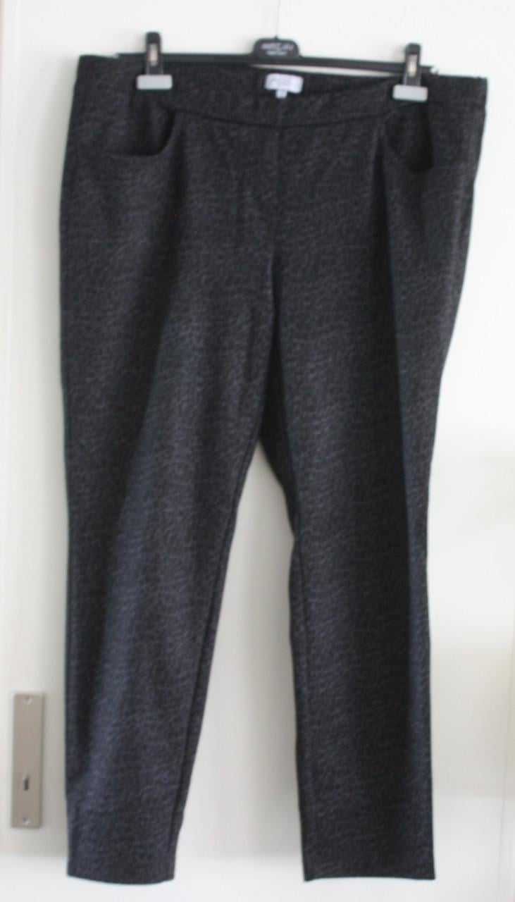 Zwart grijze  pantalon met panterprint  maat 48