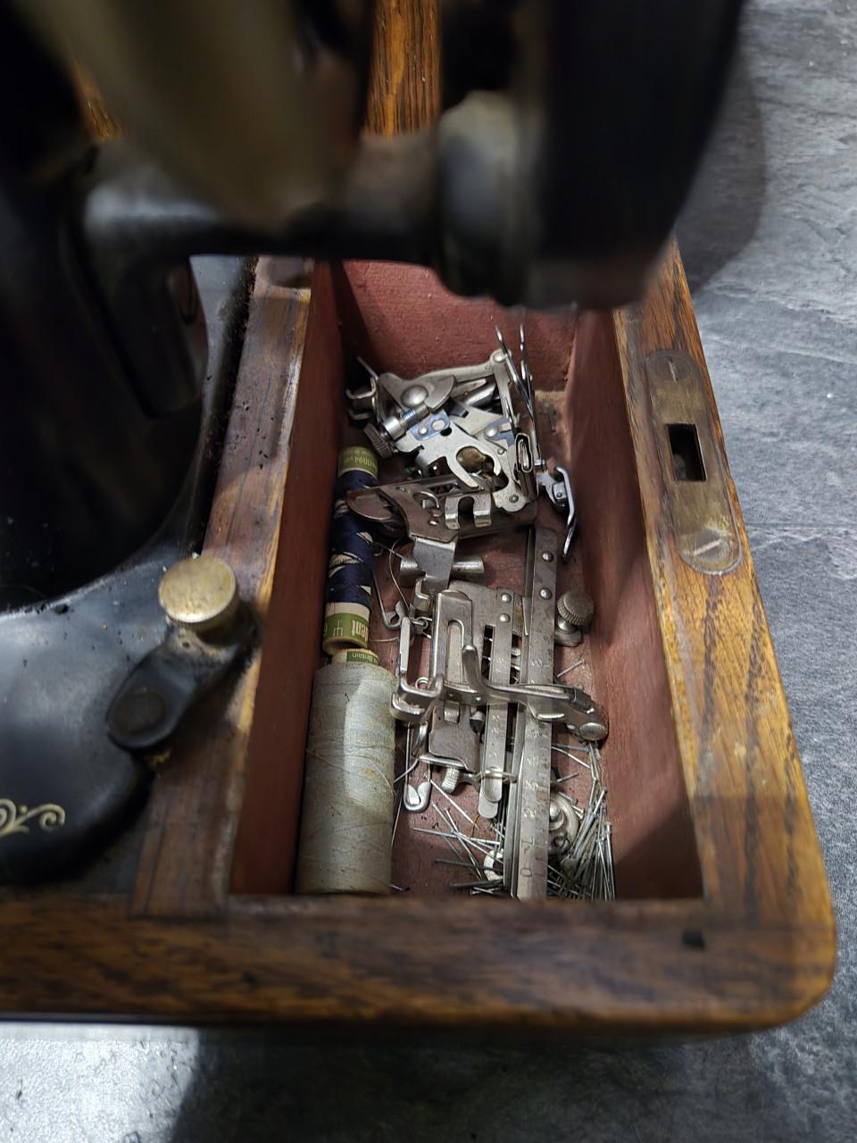 Antieke Singer 99K handnaaimachine 1920-1935,