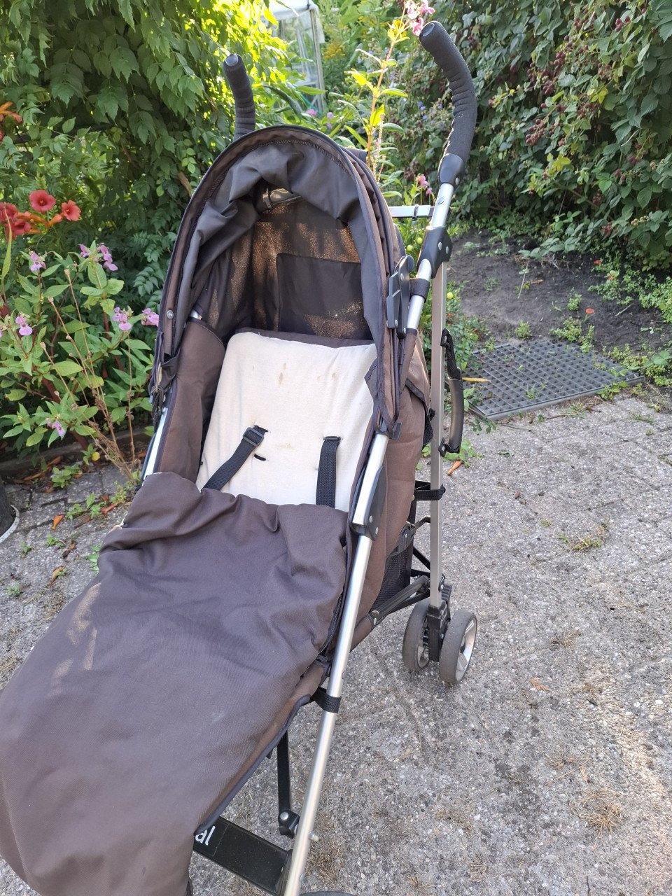 Wandelwagen, merk Prénatale  kleur zwart/ Bruin. Sterke wagen.