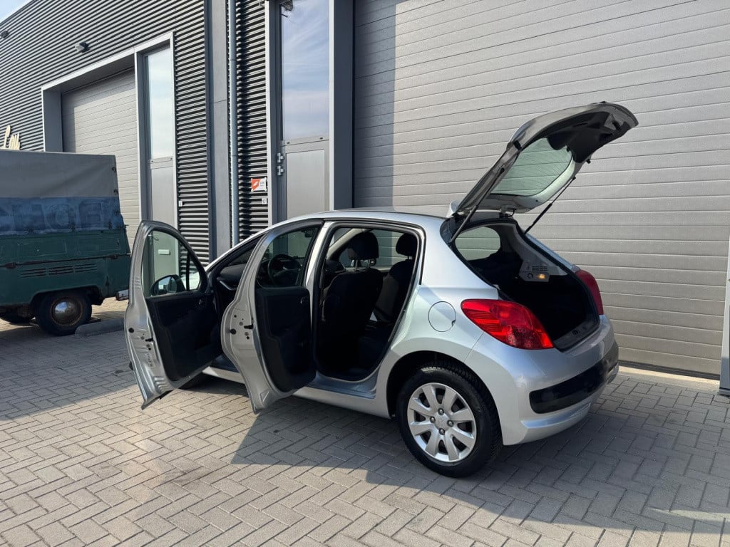 Peugeot 207 1.4-16v xr/130.000/vol jaar apk/airco/carplay