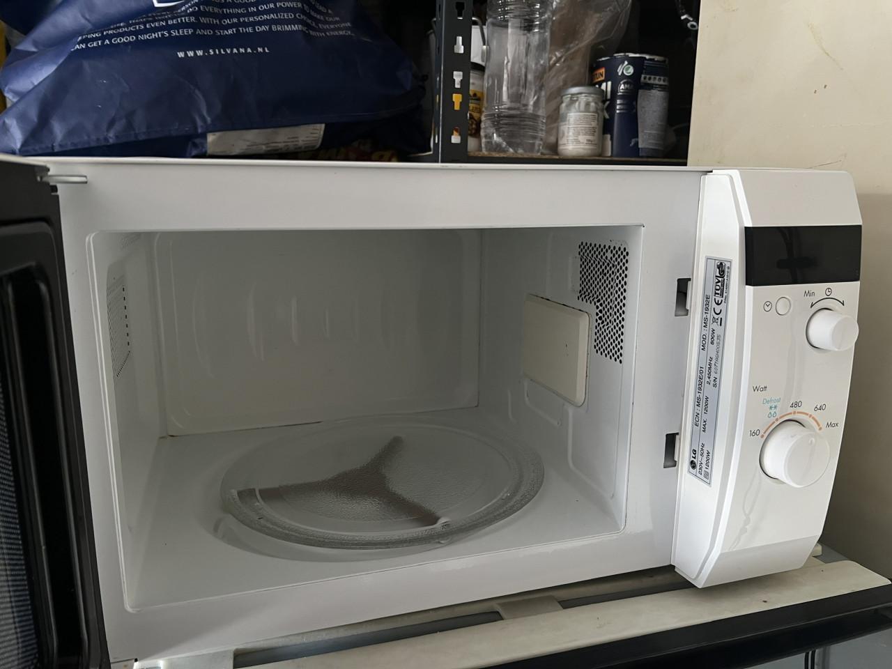 Als nieuwe magnetron met groot glazen draaiplateau